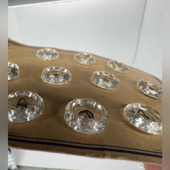 Vintage  “Latest Style” L/10 Clear buttons on original card 3 Cards 21 Buttons - Picture 9 of 9